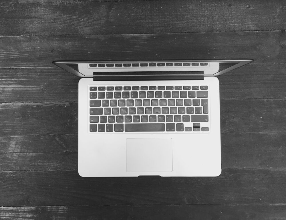 Immagine del nuovo MacBook OLED in fase di test